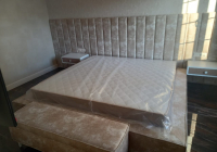 Кровать с мягкой стеновой панелью и прикроватной банкеткой - masterskay-mebely.ru - Екатеринбург