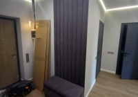 Мягкая стеновая панель в прихожую с пуфом - masterskay-mebely.ru - Екатеринбург