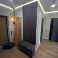 Мягкая стеновая панель в прихожую с пуфом - masterskay-mebely.ru - Екатеринбург