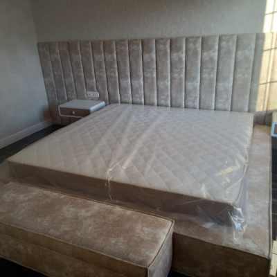 Кровать с мягкой стеновой панелью и прикроватной банкеткой - masterskay-mebely.ru - Екатеринбург