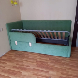 Детская кровать с подъемным механизмом
